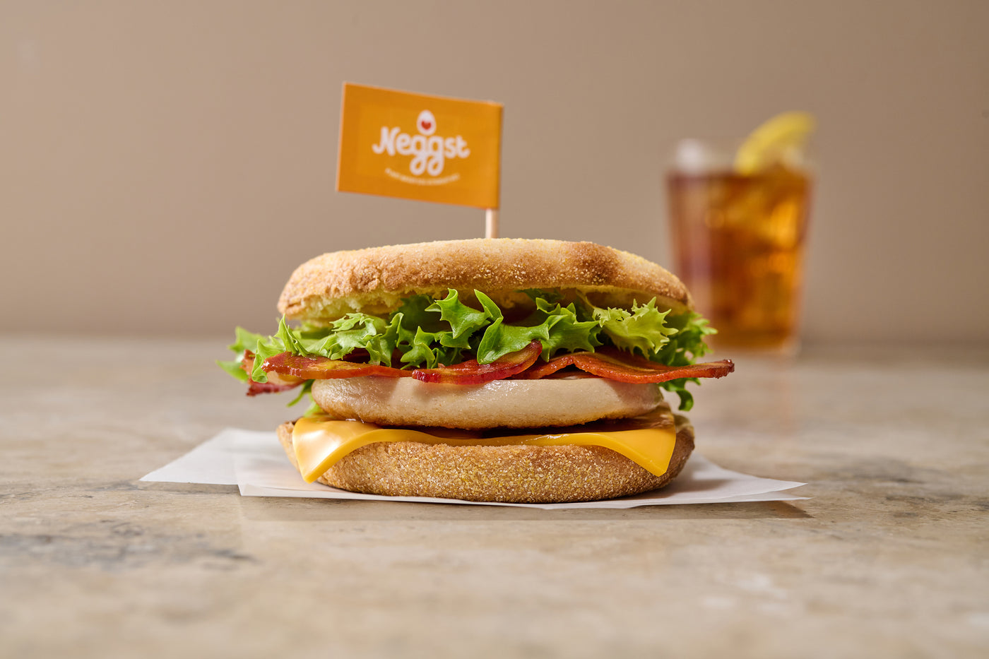 veganes McMuffin Rezept, pflanzlicher McMuffin, veganer Frühstücks-Sandwich